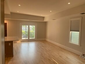 873 E 4th St, Unit 3 in Boston, MA - Foto de edificio - Building Photo