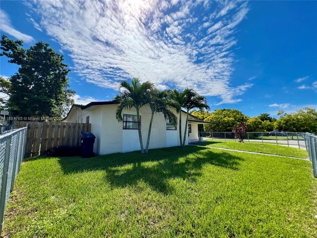 11950 SW 199th St in Miami, FL - Building Photo - Building Photo