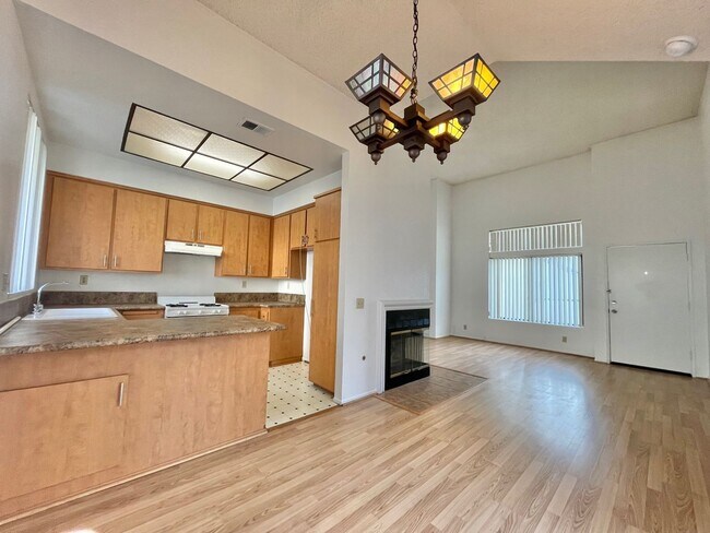 336 Park Shadow Ct in Baldwin Park, CA - Foto de edificio - Building Photo