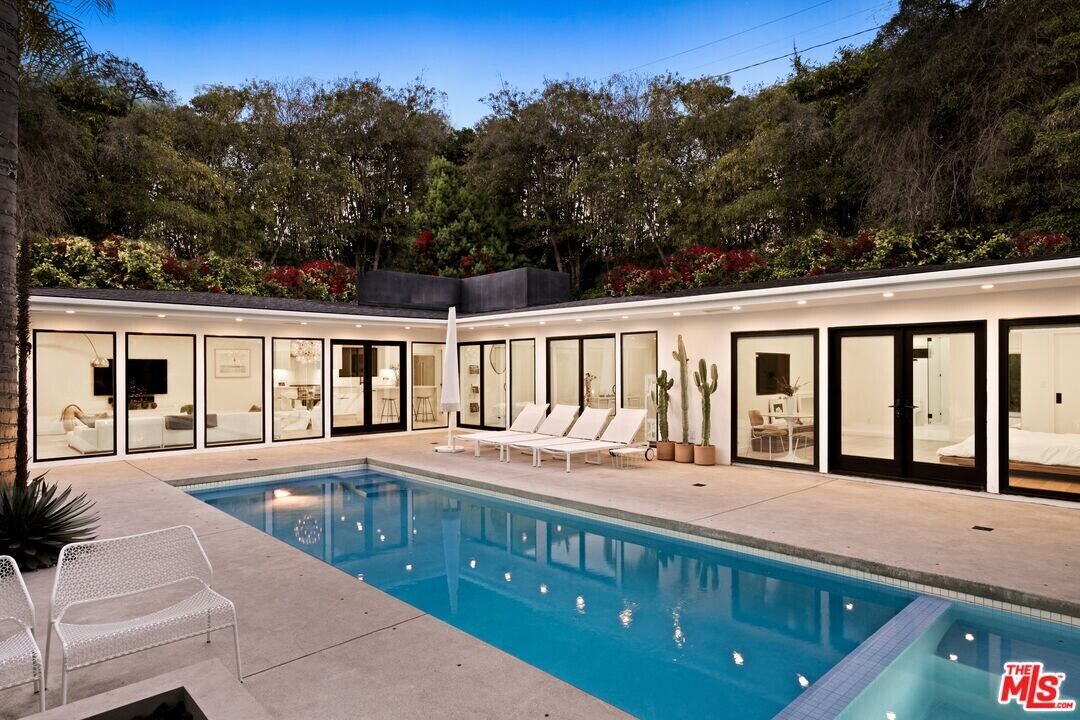 2872 Nichols Canyon Rd in Los Angeles, CA - Building Photo