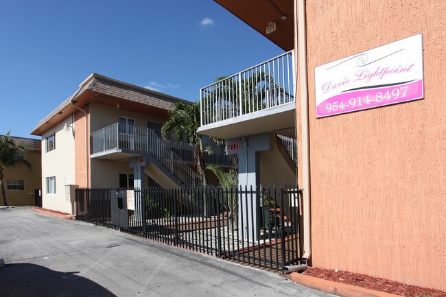 Davie Lightpoint Apartments in Hollywood, FL - Foto de edificio - Building Photo