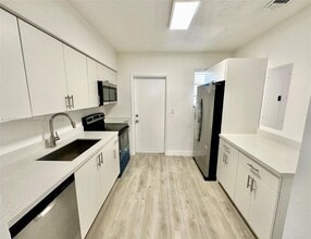 1533 NW 53rd St in Miami, FL - Building Photo - Building Photo