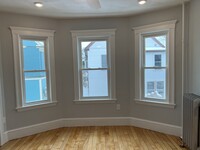 11 Burnham St, Unit 2 in Somerville, MA - Foto de edificio - Building Photo