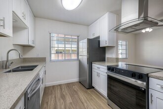 La Roca Plaza in Santee, CA - Foto de edificio - Building Photo