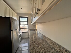 166 Second Avenue, Unit 3H in New York, NY - Foto de edificio - Building Photo