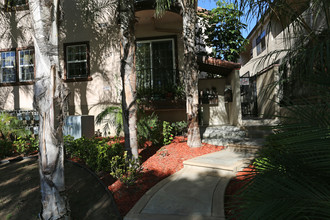 1027 W Angeleno Ave in Burbank, CA - Building Photo - Building Photo