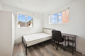 1151 W 37th Dr- Housing near USC in Los Angeles, CA - Building Photo - Building Photo
