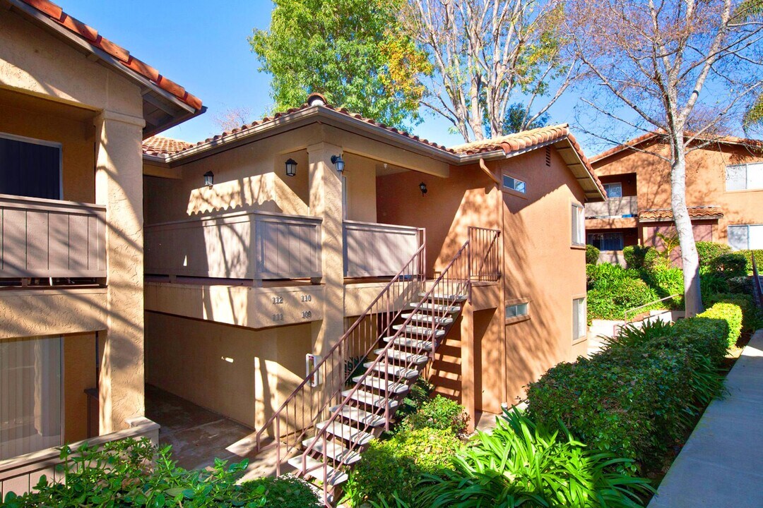 Elan Vista Alta in Vista, CA - Foto de edificio