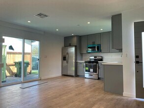 11648 Arminta St in Los Angeles, CA - Building Photo - Building Photo