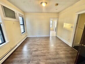 213 Gates Ave in Jersey City, NJ - Building Photo - Building Photo