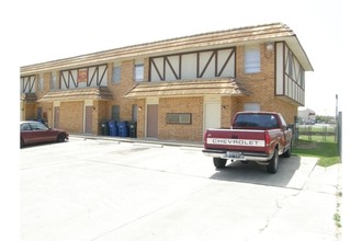 1068 Linde St in New Braunfels, TX - Foto de edificio - Building Photo
