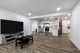 122 NE Angus St in Lawton, OK - Building Photo - Building Photo