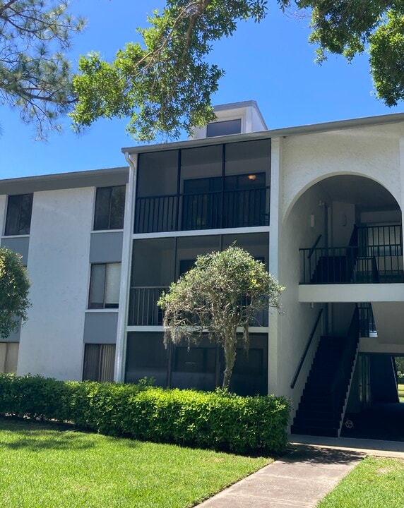 1353 Pine Ridge Cir E, Unit 128 E3 in Tarpon Springs, FL - Building Photo