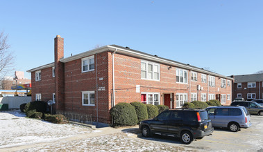 287-295 W Merrick Rd in Freeport, NY - Building Photo - Building Photo