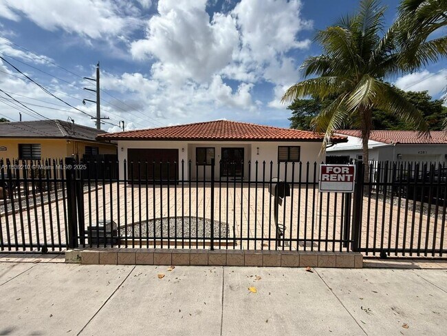 4285 SW 7th St in Coral Gables, FL - Building Photo - Building Photo
