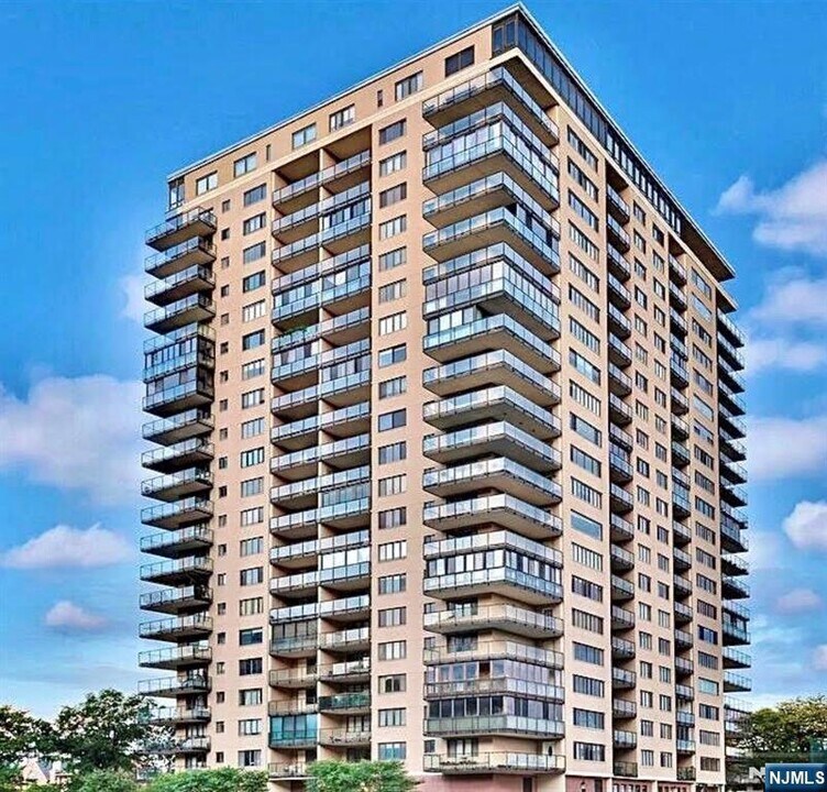 1203 River Rd in Edgewater, NJ - Building Photo