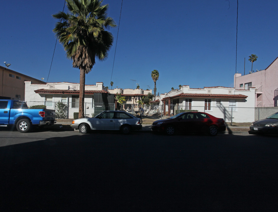 5115 De Longpre Ave in Los Angeles, CA - Foto de edificio