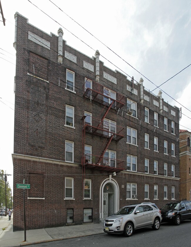 71 Claremont Ave in Jersey City, NJ - Foto de edificio - Building Photo