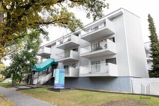 Eileen Manor in Edmonton, AB - Building Photo