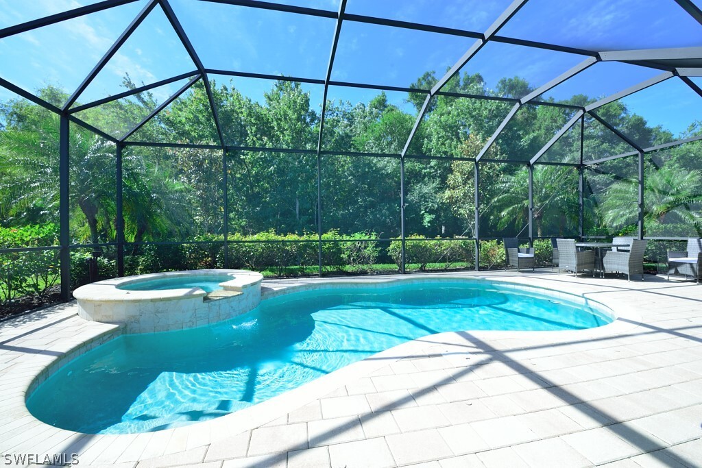 3951 Otter Bend Cir in Ft. Myers, FL - Building Photo