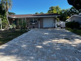 310 15th Ave SW in Largo, FL - Building Photo