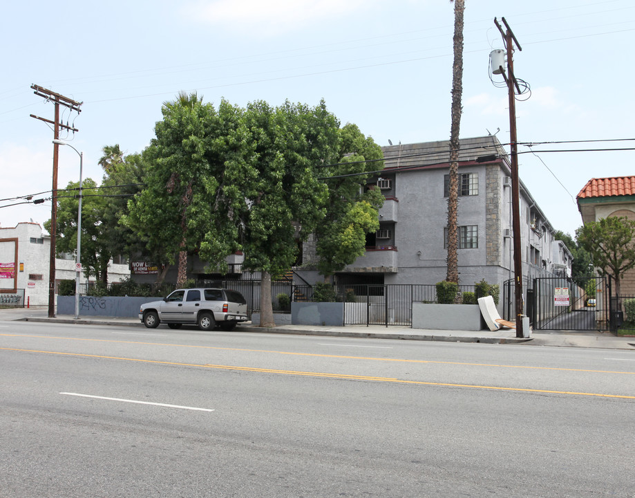 Woodley Manor in Van Nuys, CA - Building Photo