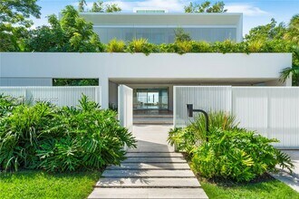 440 S Mashta Dr in Key Biscayne, FL - Building Photo - Building Photo