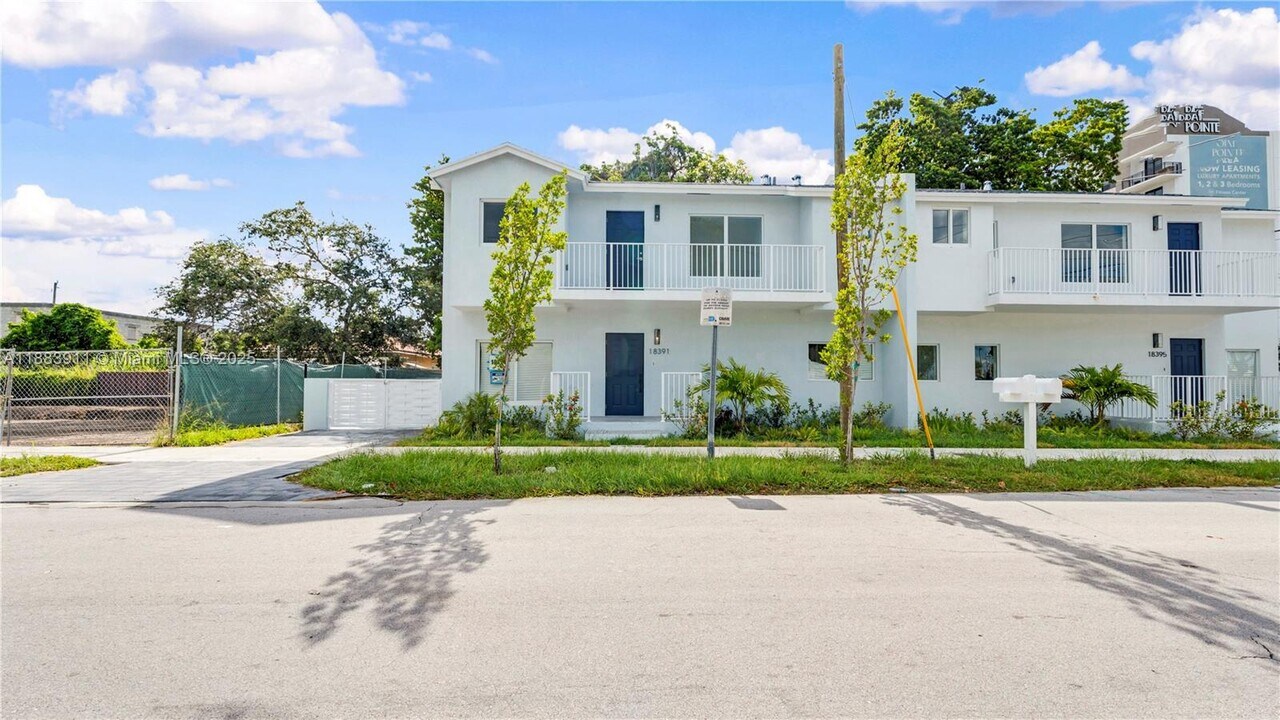 18395 SW 103rd Ct in Miami, FL - Building Photo