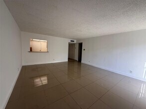 18101 NW 68th Ave in Hialeah, FL - Building Photo - Building Photo