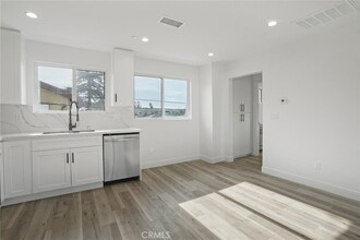 13906 Hamlin St, Unit #4 in Los Angeles, CA - Building Photo - Building Photo