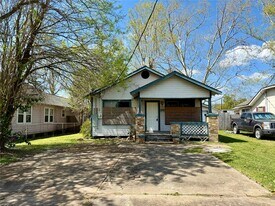 202 S Magnolia St in Highlands, TX - Building Photo