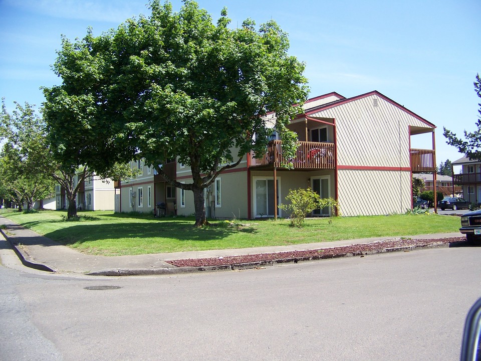 Monarch Apartments in Lebanon, OR - Building Photo