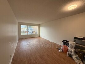 1097 Monterey Ct in Kelowna, BC - Building Photo