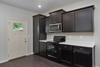 1320 E Elm St in Springfield, MO - Building Photo - Building Photo