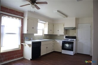 1403 Canary Ln in Seguin, TX - Building Photo - Building Photo