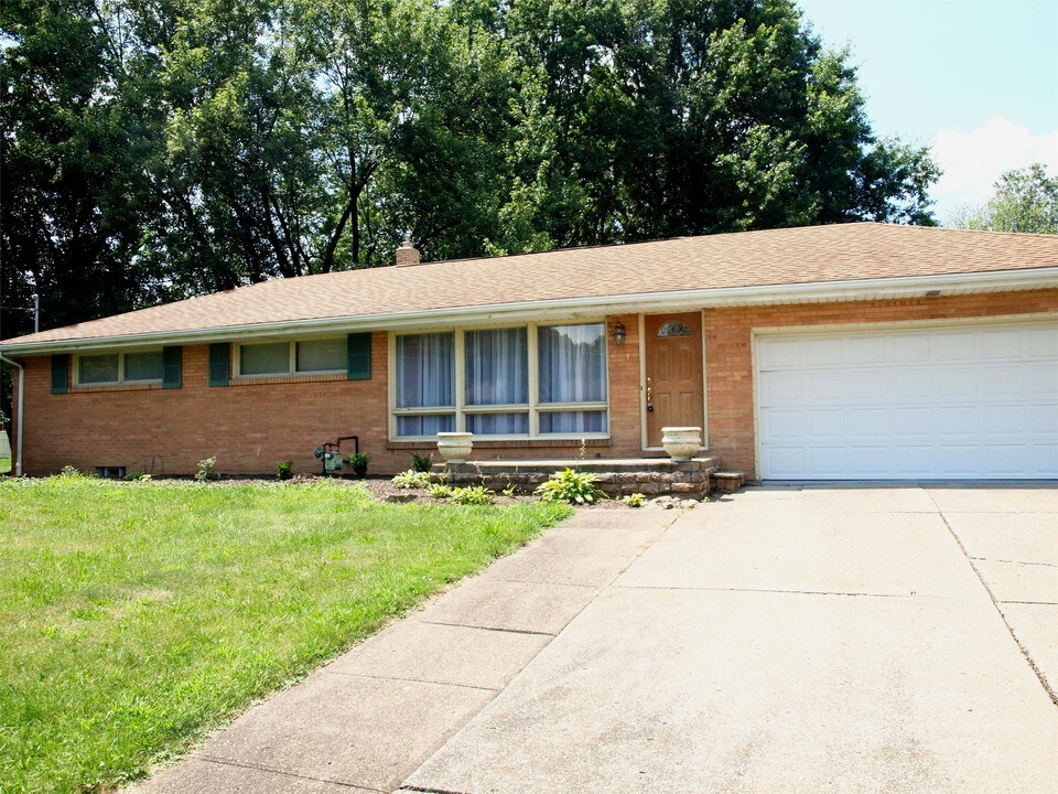5551 Thunderbird Cir NW in Canton, OH - Building Photo