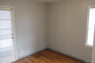 932 Detroit Ave in Lincoln Park, MI - Building Photo - Building Photo