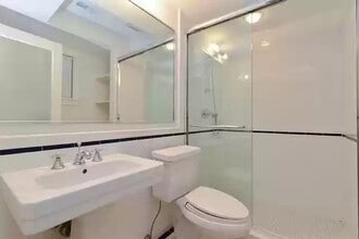 3831 N Clark St, Unit 1 in Chicago, IL - Foto de edificio - Building Photo