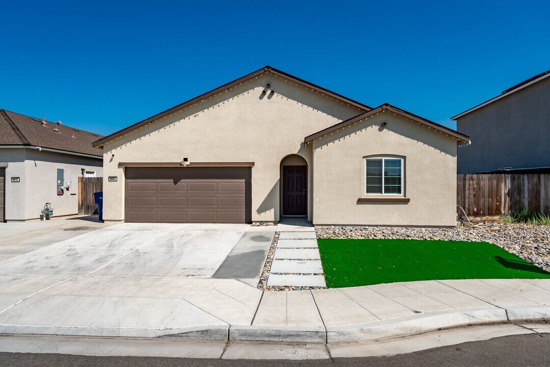 6644 E Dwight Way in Fresno, CA - Building Photo