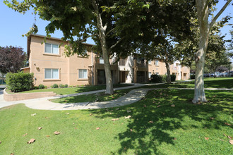 Belcourt Apartment Homes in Bakersfield, CA - Foto de edificio - Building Photo