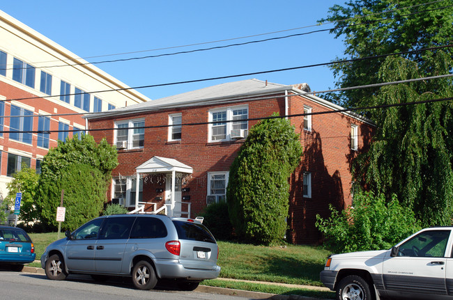 310 S Maple Ave in Falls Church, VA - Foto de edificio - Building Photo