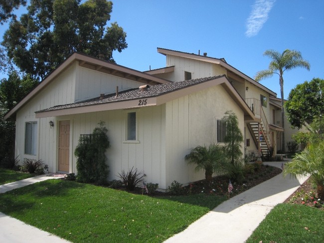 215 Oswego Ave in Huntington Beach, CA - Foto de edificio - Building Photo