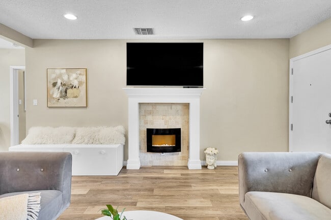 721 Larch St, Unit 10 in Inglewood, CA - Building Photo - Building Photo