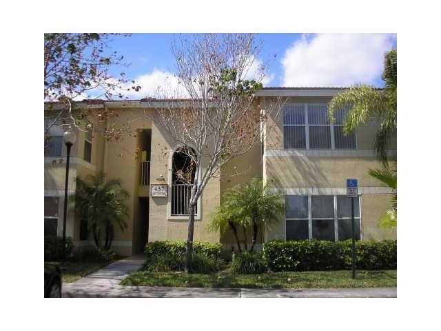 437 Vista Isles Dr in Plantation, FL - Building Photo