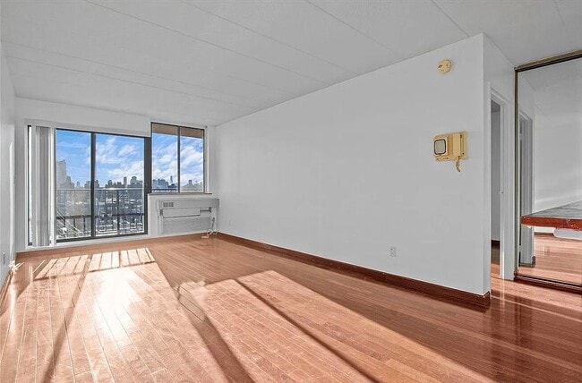 23-22 30th Rd in Queens, NY - Building Photo - Building Photo