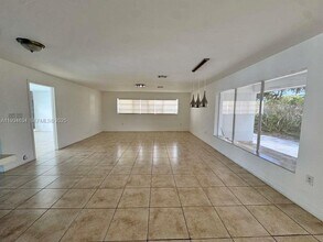 19410 NE 19th Ave in North Miami Beach, FL - Building Photo - Building Photo