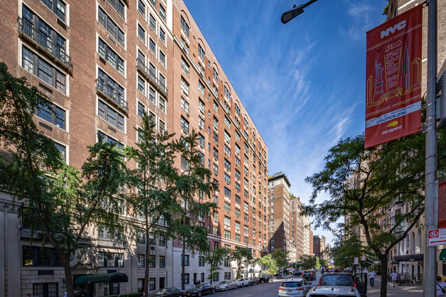 125 E 72nd St in New York, NY - Building Photo - Building Photo