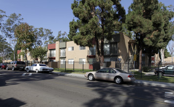 Bella Vista Apartments in San Diego, CA - Building Photo - Building Photo