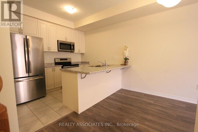 15-15 Heron Park Pl in Toronto, ON - Building Photo - Building Photo