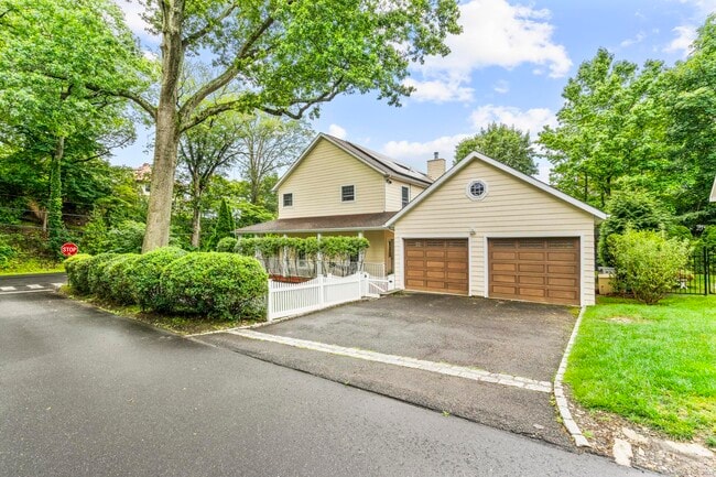 54 Sinawoy Rd in Greenwich, CT - Building Photo - Building Photo